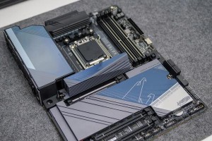 AM4主板（解析AM4主板的优势和特点）
